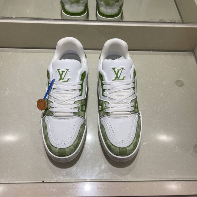 超酷新款lv Trainer 系列运动鞋出货 本款 Lv Trainer 运动鞋出自路易威登与 Tyler 合作系列，令 Monogram 图案和品牌标识分别化